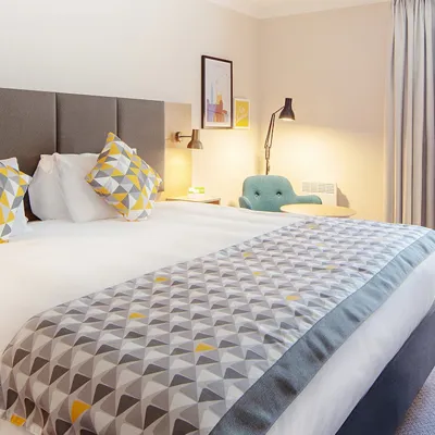A bedroom at the Holiday Inn Reading South, a partner hotel of LEGOLAND Windsor