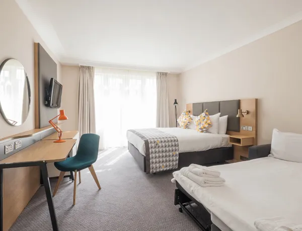 Farnborough Family Room (TRIPLE QUAD Room) Holiday Inn 096