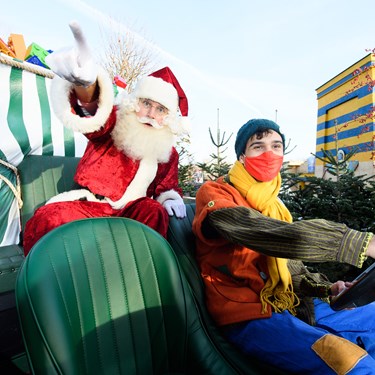 Father Christmas and Elf on Sleigh around LEGOLAND Windsor Resort