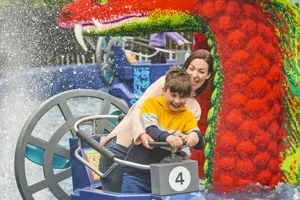 Adult & child getting splashed on Hydra's Challenge in LEGO MYTHICA