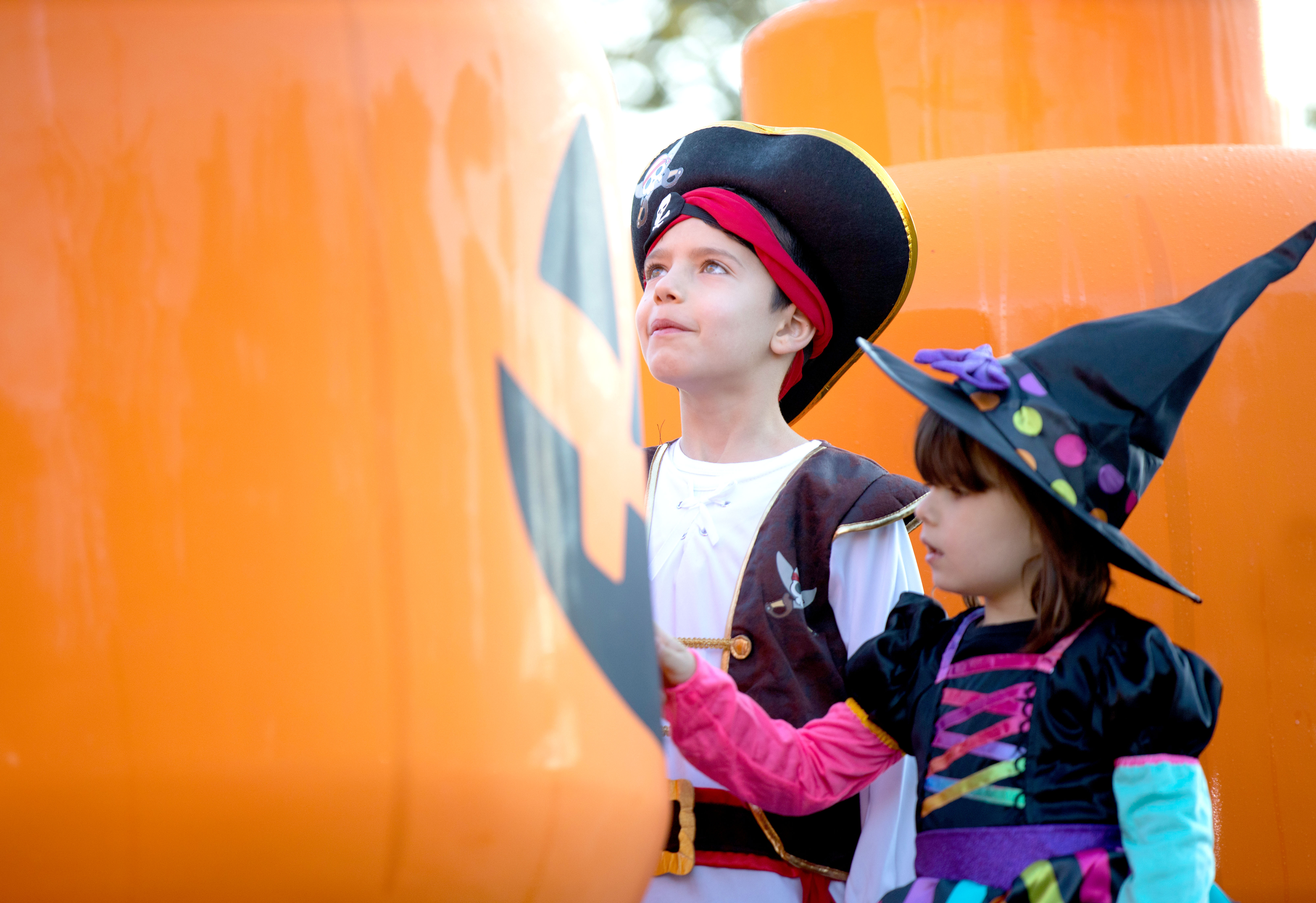 Children next to large Pumpkin minifigure heads at Brick or Treat at the LEGOLAND Windsor Resort