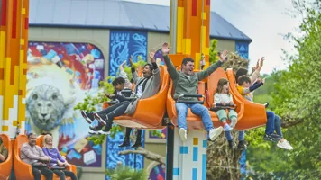 Families enjoying Fire & Ice Freefall in LEGO MYTHICA