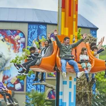 Families enjoying Fire & Ice Freefall in LEGO MYTHICA
