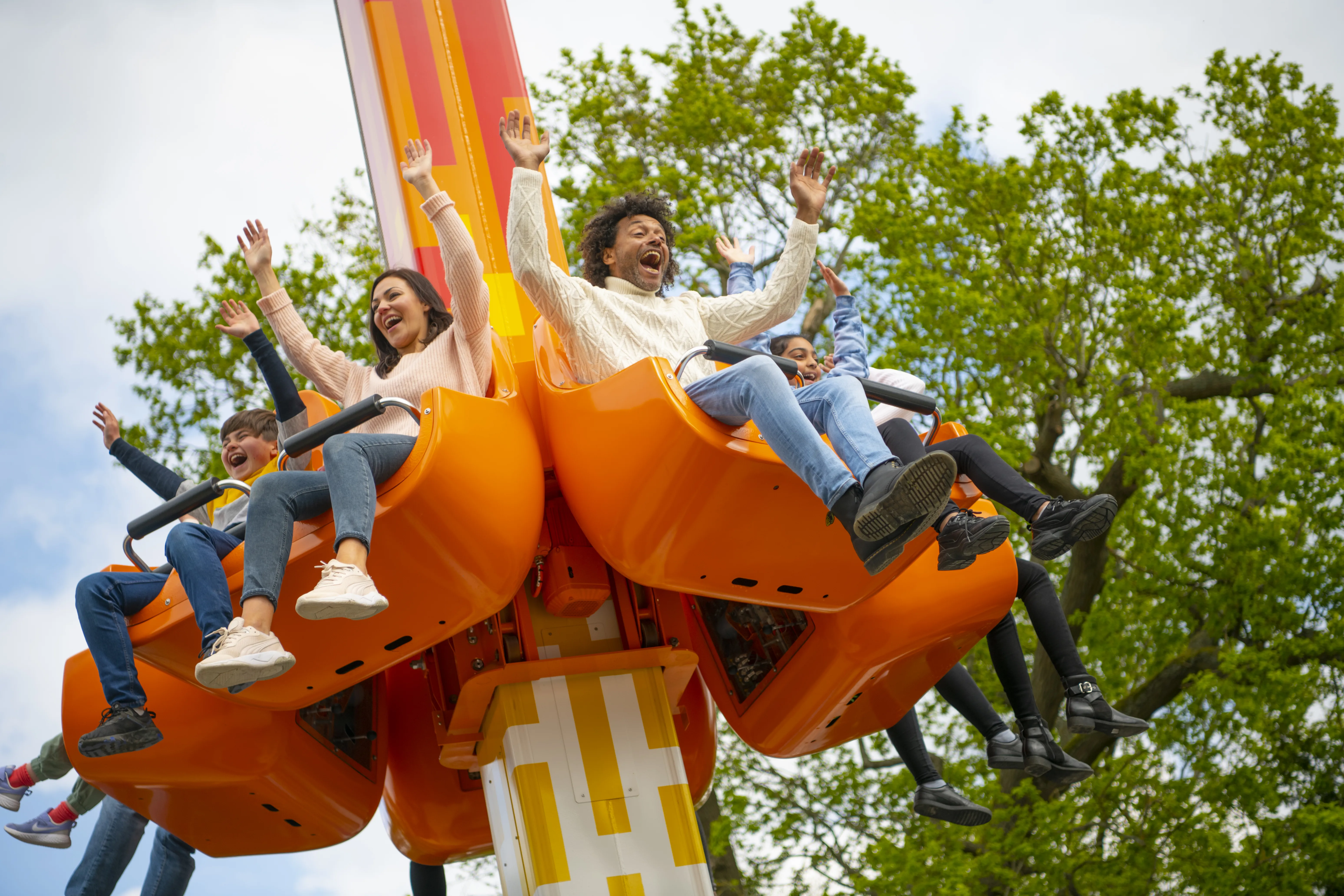 Families enjoying Fire & Ice Freefall in LEGO MYTHICA