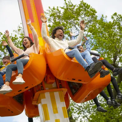 Families enjoying Fire & Ice Freefall in LEGO MYTHICA