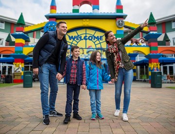 Family walking to the Theme Park from the LEGOLAND Resort Hotel