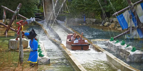 Family getting soaked on Pirate Falls log flume at the LEGOLAND® Windsor Resort
