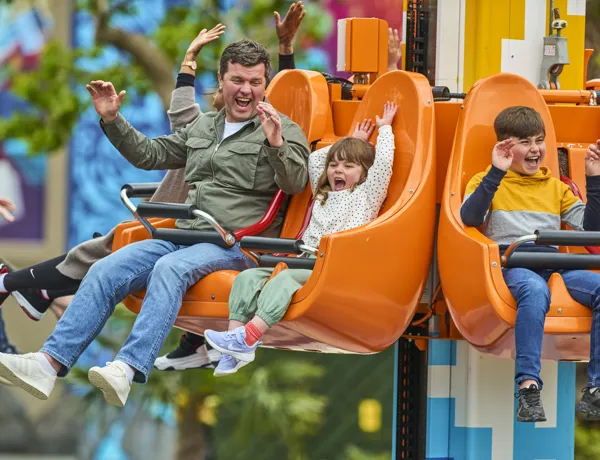 Family enjoying Fire & Ice Freefall in LEGO MYTHICA
