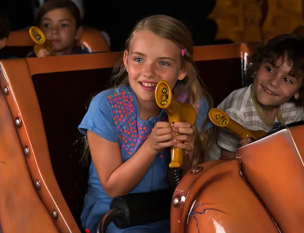 Children holding laser blasters in Laser Raiders at the LEGOLAND Windsor Resort